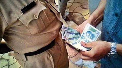 Akola News: Two policemen and three ACBs caught