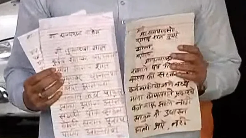 रक्ताने लिहिलेल्या पत्रांसोबत 'कर्जमाफी फसवी' सांगणारी तब्ब्ल साठ हजार पत्र राज्यपालांकडे सुपूर्त