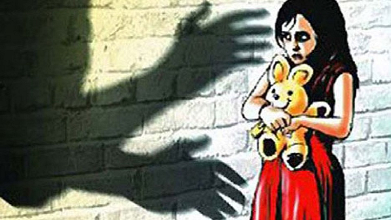 त्याने बिस्कीटच्या आमिषाने तिला घरात नेलं, आणि...