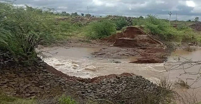 आराखड्याप्रमाणे काम न झाल्यानेच मळद येथील तलाव फुटला