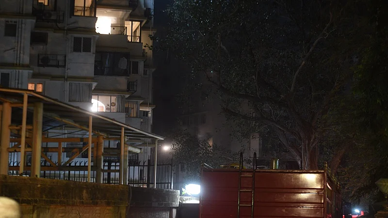 मलबार हिल येथे सिलिंडर स्फोटामुळे इमारतीला भीषण आग लागली.