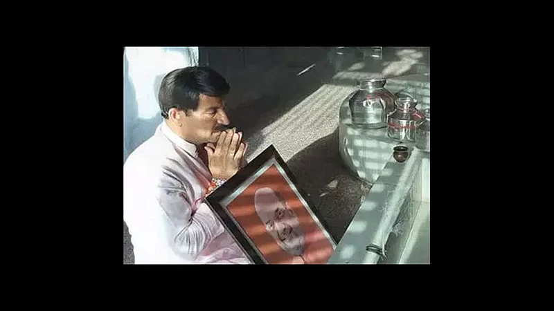 manoj tiwari offers prayer at temple for amit shah speedy recovery