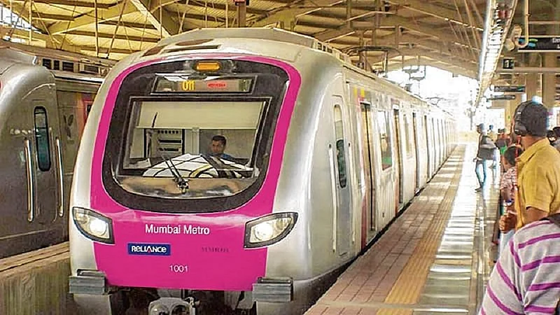 मेट्रो सुरु झाली तरी उपयोग काय? व्हायचे तेच होणार, प्रवाशांची संतप्त प्रतिक्रिया!