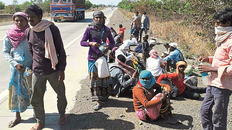 मंठा : लॉकडाउनमुळे महानगरातून गावाकडे जाताना क्षणभर विश्रांतीसाठी थांबलेले मजूर.