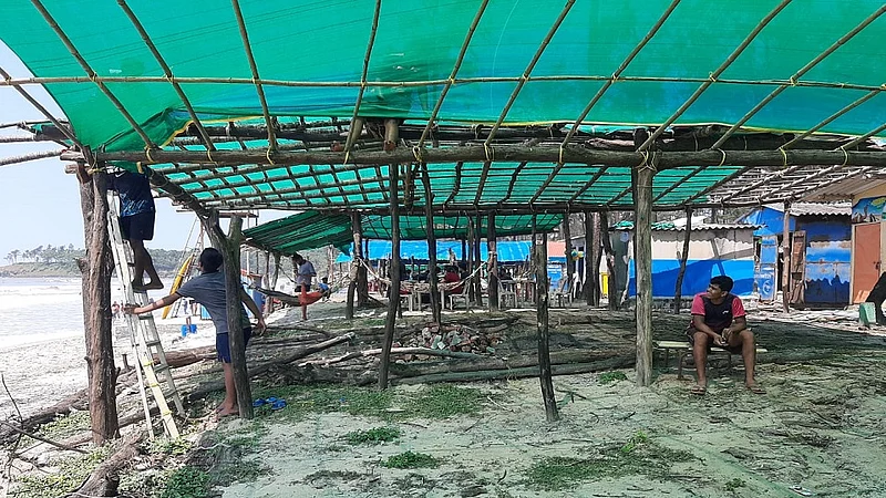 अलिबाग : टपरीधारकांनी नव्या हंगामाच्या तयारीला सुरुवात केली आहे.