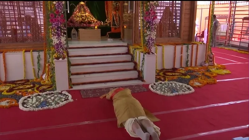 narendra modi ramlalla pray.jpg