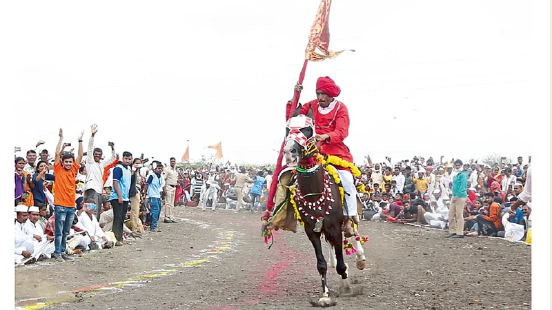 पुरंदावडेत माउलींचे गोल रिंगण उत्साहात