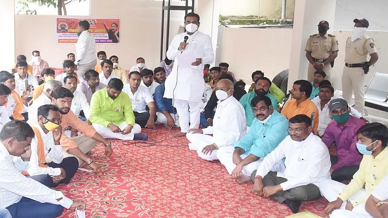 नांदेड - स्वाभिमानी संभाजी बिग्रेड व सकल मराठा समाजातर्फे बुधवारी खासदार प्रताप पाटील चिखलीकर यांच्या निवासस्थानासमोर जागर आंदोलन करण्यात आले.