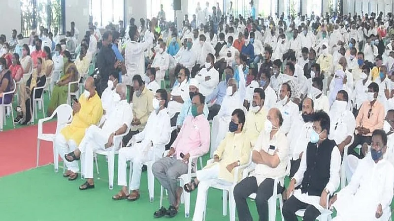 नांदेड - काँग्रेसतर्फे आयोजित शेतकरी बचाव रॅलीचे थेट प्रक्षेपण गुरूवारी भक्ती लॉन्समध्ये करण्यात आले.