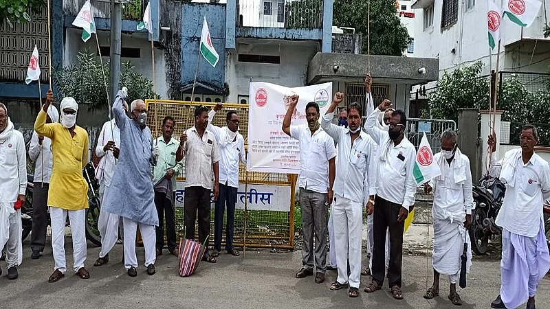 नांदेड - खासदारांच्या घरासमोर शेतकरी संघटनेतर्फे बुधवारी राखरांगोळी आंदोलन करण्यात आले.