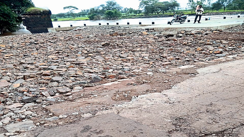The Kolhapur-Style Embankment's Filler Was Carried Away With Rain Kolhapur Marathi News