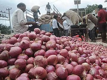 तिढा सुटला : चाळीसगावला सोमवारपासून कांदा खरेदी !