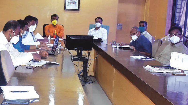 नांदेड महापालिकेत सोमवारी आमदार बालाजी कल्याणकर यांनी आढावा बैठक घेतली.