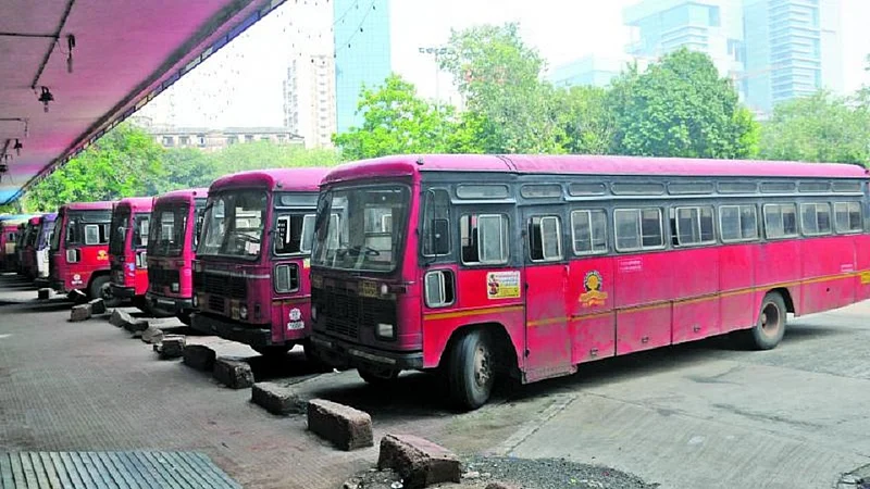 सेवा समाप्तीची ऑर्डर दिल्याने परळ डेपोत ST कर्मचाऱ्यांचं कामबंद आंदोलन
