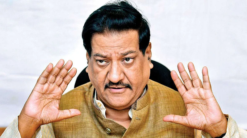 बिहार जिंकण्यासाठीच भाजपचं 'लसीकरण'; चव्हाणांची जाहीरनाम्यावर सडकून टीका