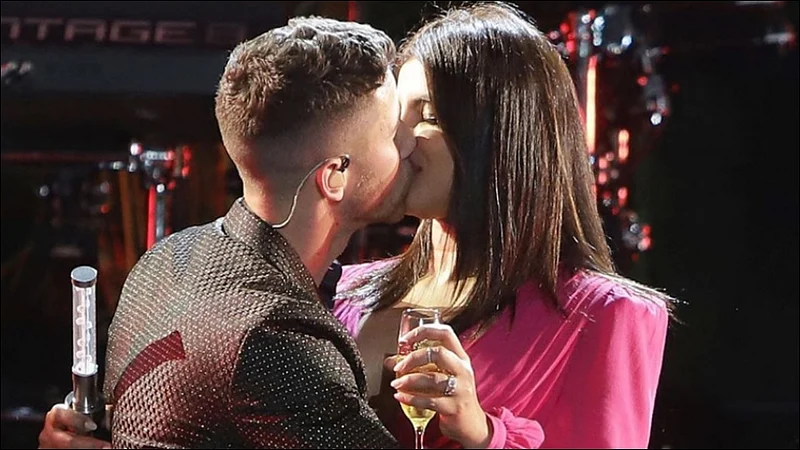 priyanka chopra and nick jonas kiss viral