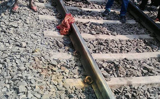 two dies while crossing railway line at Akola Marathi News Paras