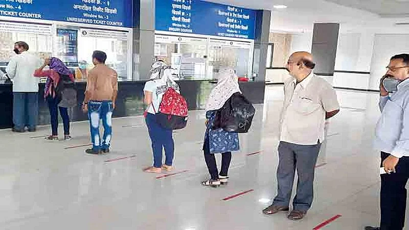 रेल्वेचे रिझर्वेशन काउंटर्स आजपासून सुरु, कोणत्या स्टेशनवर किती काउंटर सुरु? वाचा संपूर्ण यादी...