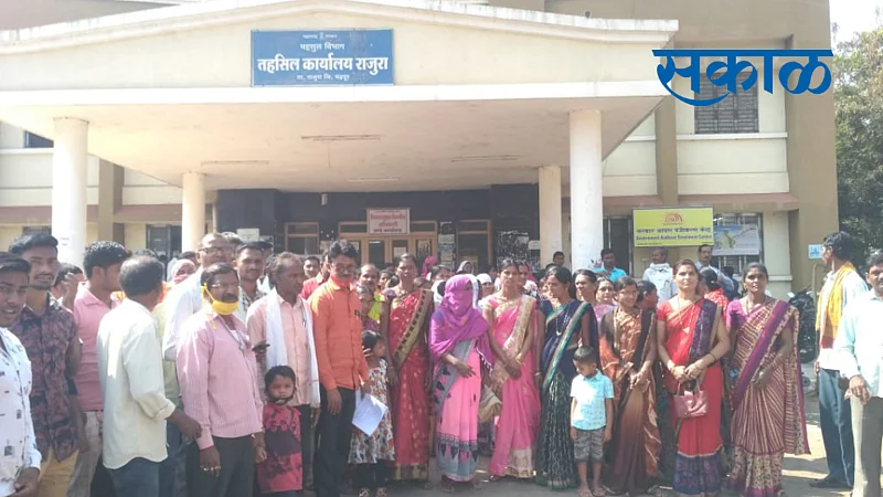 seven women not accept sarpanch offer in rajura of chandrapur }