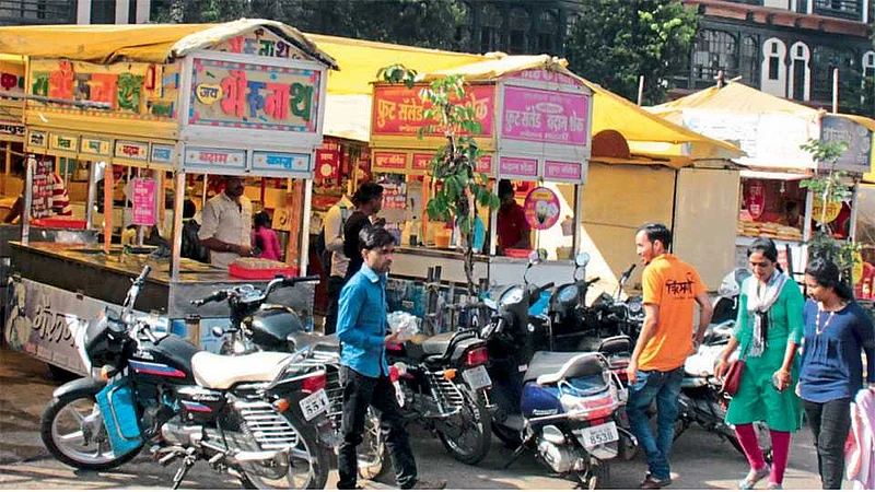 व्यवसायच बंद, मग पैसे फेडणार कुठून?, चौपाटी व्यावसायिकांची खदखद