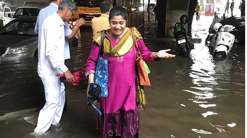 renuka shahane faces problem in mumbai rains