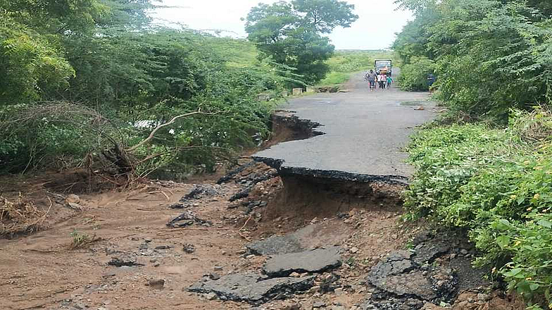 सर आली धावून, रस्ता गेला वाहून !