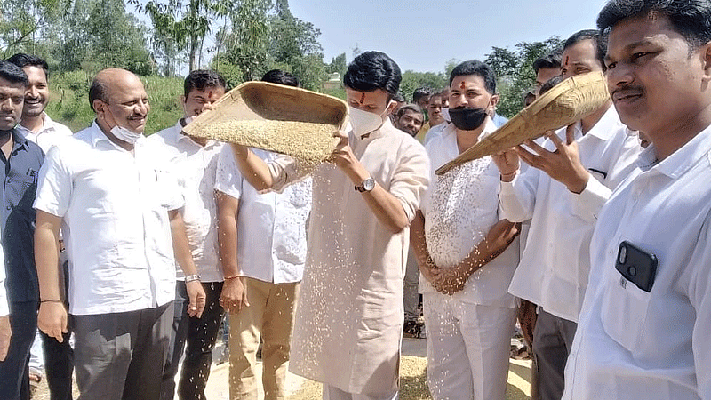 samarjeet ghatge discussion to farmers in kolhapur