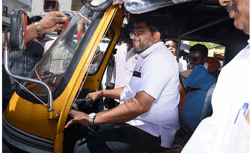Ex MP Raju Shetty inaugurates Swabhimani Sangathan Passenger traffic namespace