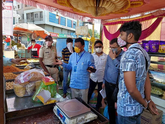 Akola News: Dr. Rajendra Shingane raids food stalls at Buldana