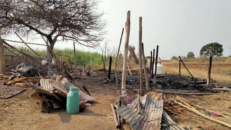 fire in cow house near shirala sangli five animals dead in fire