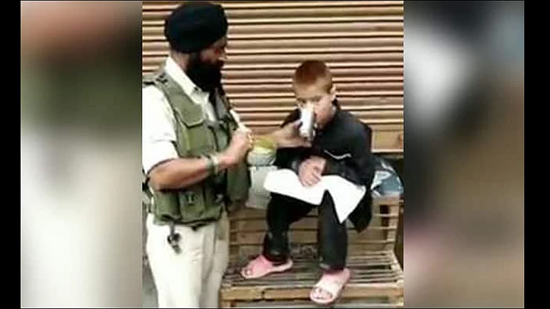 Soldier Who Survived Pulwama Terror Shares Lunch With Boy Video viral
