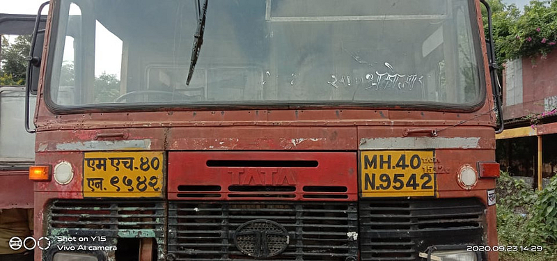 Akola News: The bus driver fell while getting off the ST