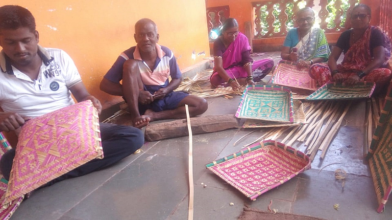महाड तालुक्यातील आकले गावाला मिळालीय विशेष ओळख; गणेशोत्सवातील पूजेला लागणाऱ्या सुपांचे गाव म्हणून परिचित