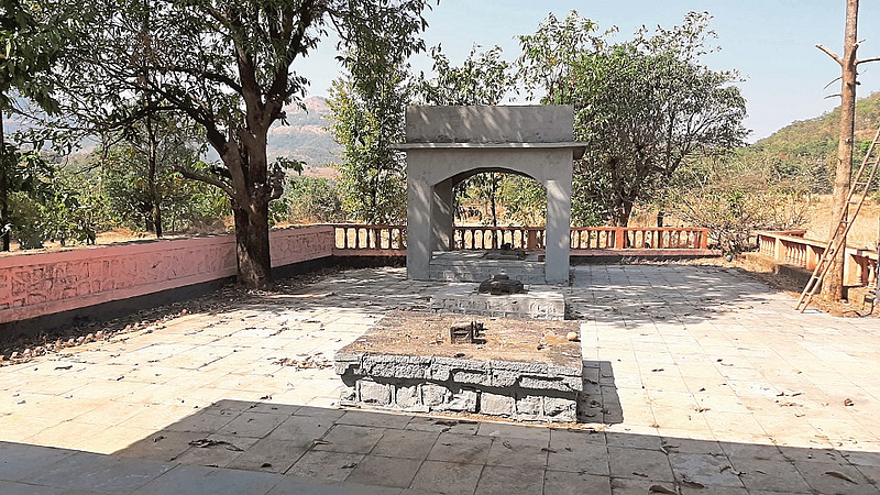 सुर्याजी यांचे समाधीस्थळ.