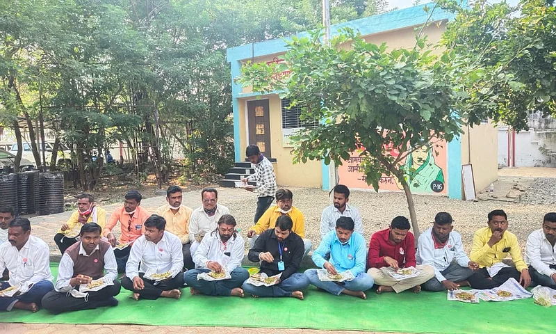Akola News: Ravikant Tupkar sits in front of Buldana District Collectors office