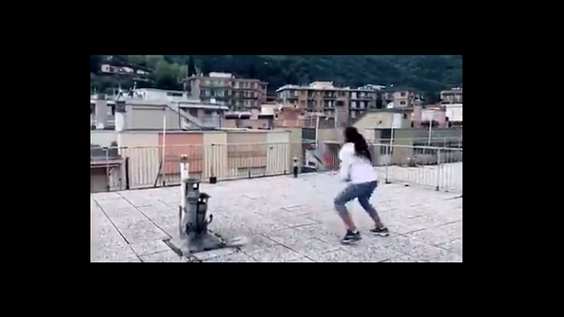 coronavirus lockdown girls take to rooftop tennis in italy