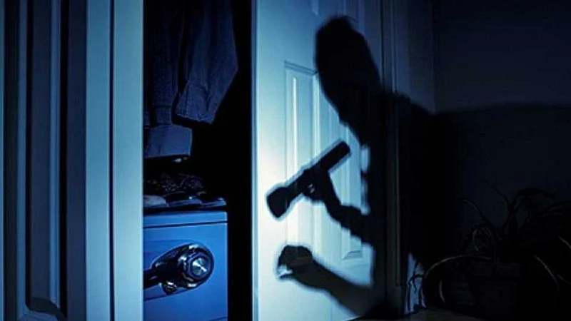 Akola News: Burglary season continues, six shops blown up at a distance of 60 feet from the police station