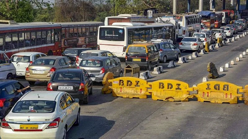 मुंबईच्या टोलनाक्यांवर पुन्हा वाहनांची तुफान गर्दी!