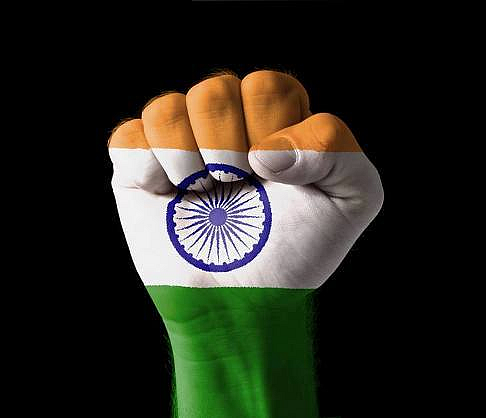 दुभाजकासाठी लाखोचा खर्च, आणि दुसरीकडे स्वातंत्र्यसैनिकांच्या नामफलकाकडे दुर्लक्ष