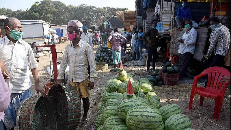APMC बाहेर अनधिकृत फेरीवाल्यांचे बस्तान, कोरोनाच्या नियमांचे तीनतेरा