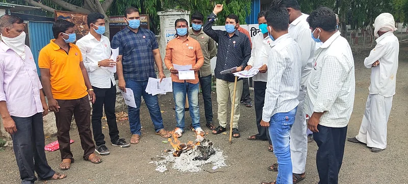 akola buldana news Holi of electricity bills in front of MSEDCL by Swabhimani, forgive electricity bills during lockdown period, otherwise the office will be set on fire: Ravikant Tupkar