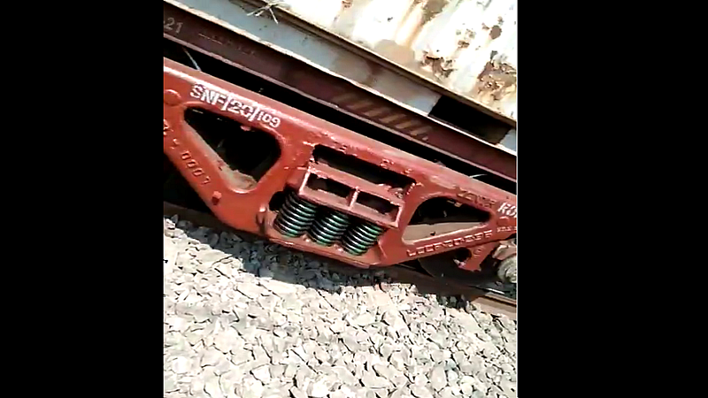VIDEO :आजींच्या अंगावरून धडधडत गेली मालगाडी, आजी मात्र दोन पायांवर उभ्या