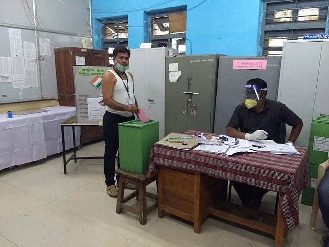 Akola News: Candidates from Shikshak constituency reached at Manora center in Washim in vests to cast their votes.