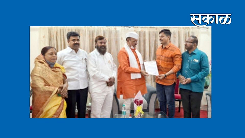 कृषी विद्यापीठ धुळ्यातच व्हावे ! युवा सेनेचे पालकमंत्री सत्तार यांना साकडे