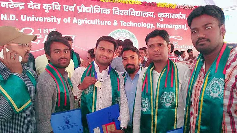 आडगावच्या अमोलची अनमोल शिक्षण भरारी