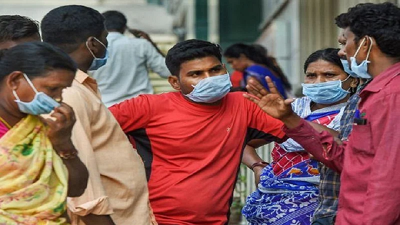 मास्कच्या किमतीचा बाजार कडाडला; दुकानदारांची तक्रार कोणाकडे करावी, याबाबत संभ्रम