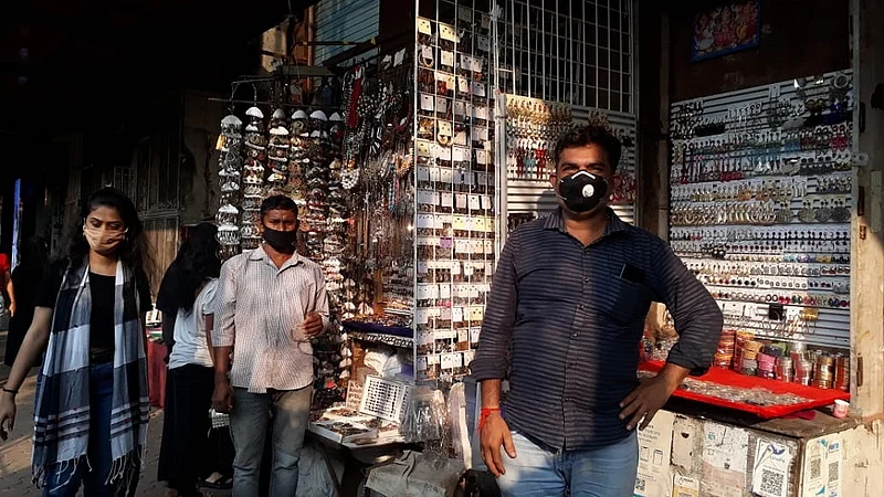 कुलाबा फॅशन मार्केटला ग्राहकांची आस; लोकल बंद असल्याचाही फटका