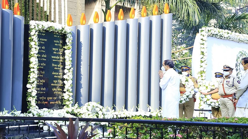 मुख्यमंत्री उद्धव ठाकरे यांची 26/11 दहशतवादी हल्ल्यातील शहिदांना आदरांजली