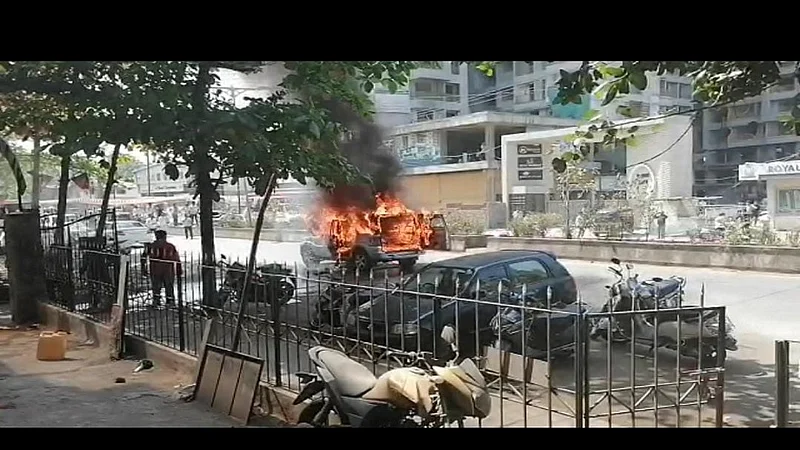 Breaking : खासदार कपिल पाटील यांच्या ताफ्याातील गाडीला आग}