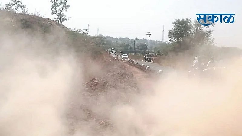 Akola News Hingana-Mazod-Wadegaon road construction, vehicle owners suffering from dust}